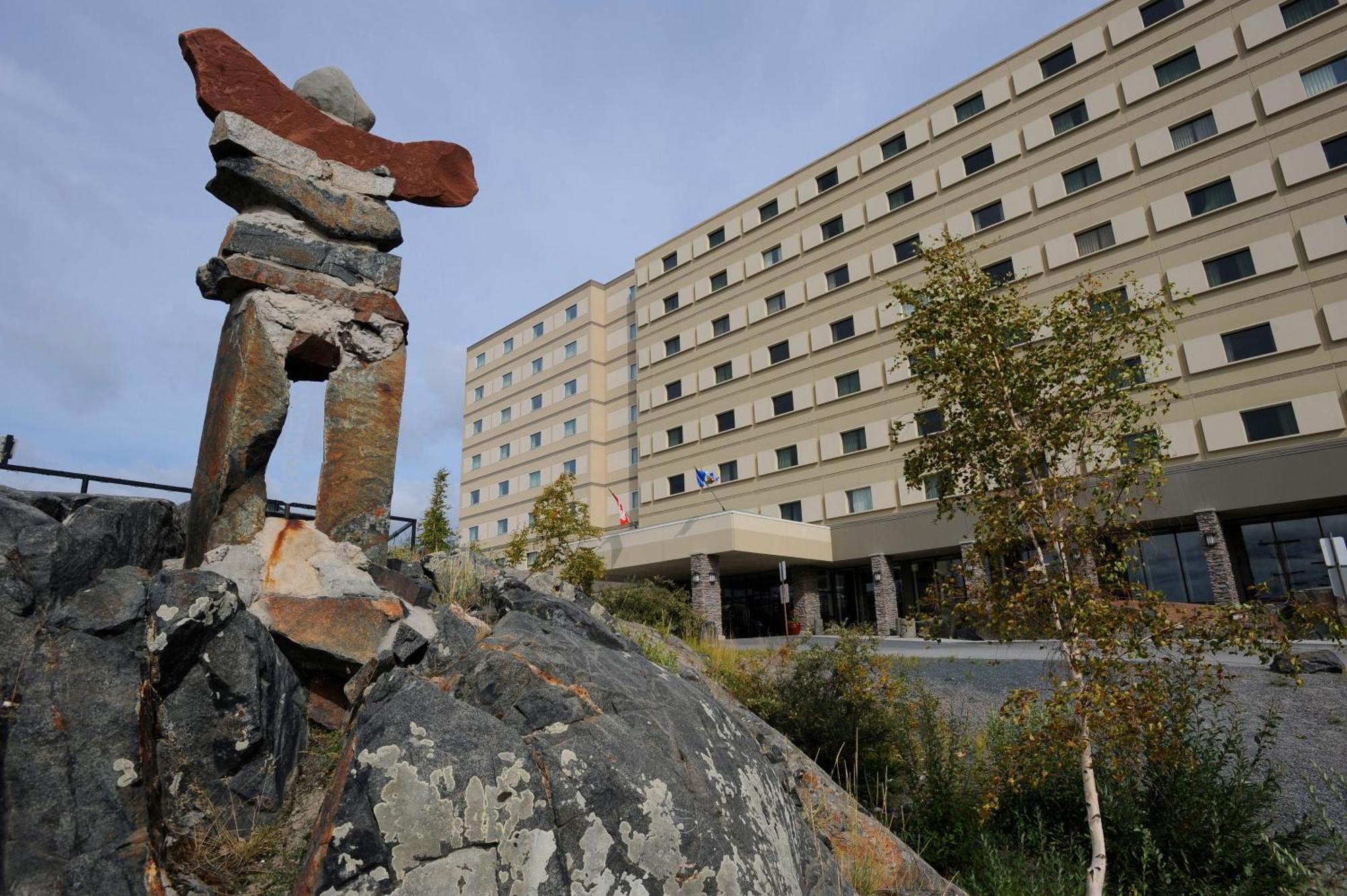 The Explorer Hotel Yellowknife Esterno foto